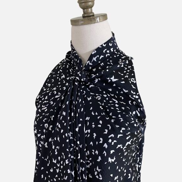 Diane Von Furstenberg Black and White Printed 100% Silk Sleeveless Blouse Size 2 - Picture 2 of 9